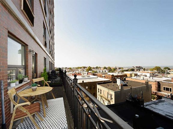 5th image of 809 22nd St APT 504