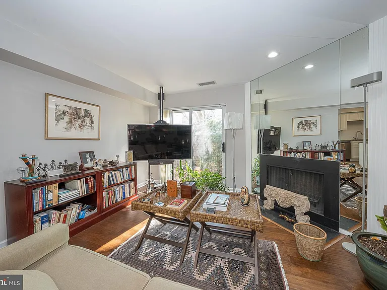 1710 Oakwood Ter #B — Photo 4