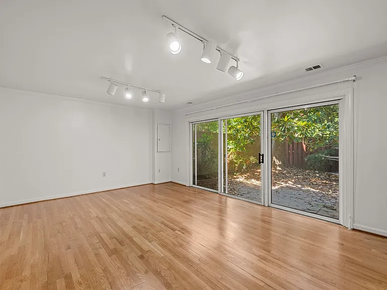 605 H St SW — Photo 9