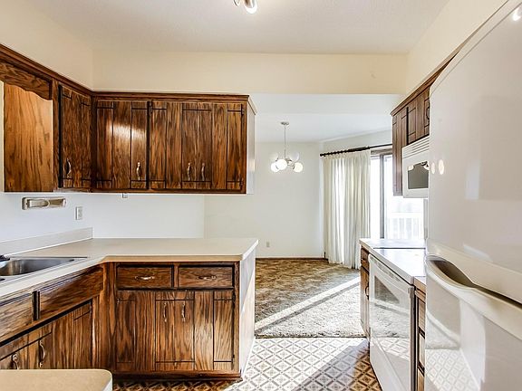 3rd image of 7102 Quail Cir W