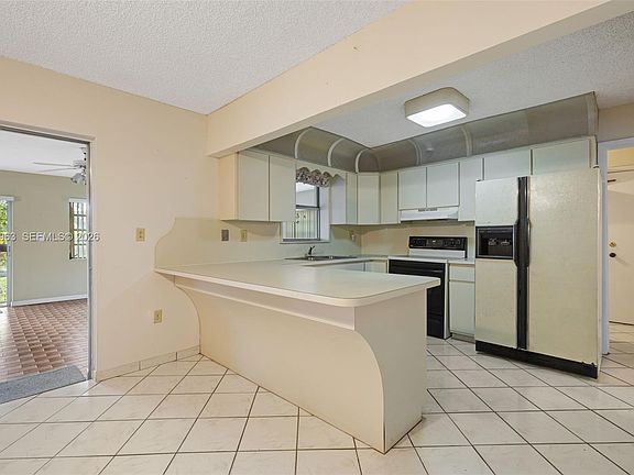 5th image of 10262 SW 27th St