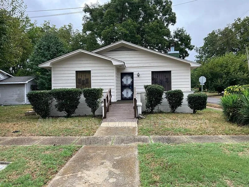 3 bed, 2.0 bath, 1417 sqft, $1,595 — Photo 1