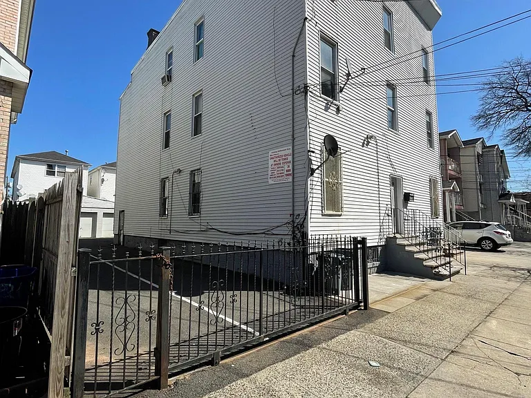 219 Magnolia Ave #3R — Photo 3