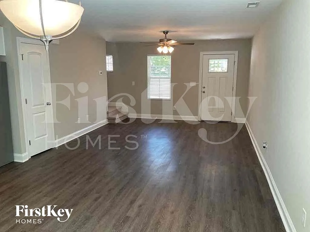 3 bed, 2.0 bath, 1553 sqft, $2,315 — Photo 2