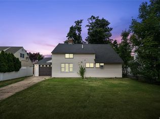 12 Story Ln, Hicksville, NY 11801