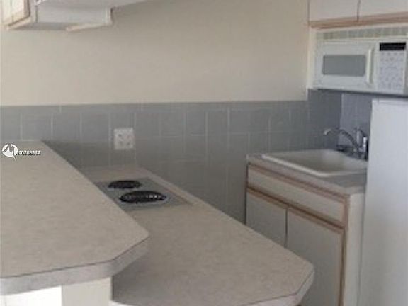 5th image of 555 NE 15th St APT 416