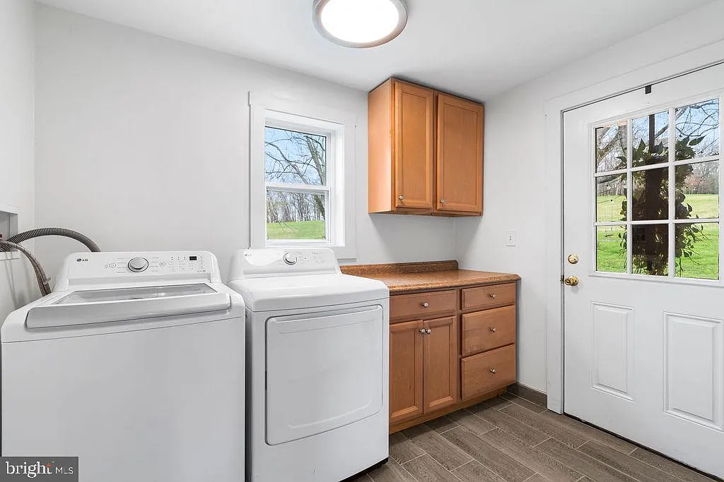 4 bed, 2.0 bath, 24560 sqft, $3,250 — Photo 3