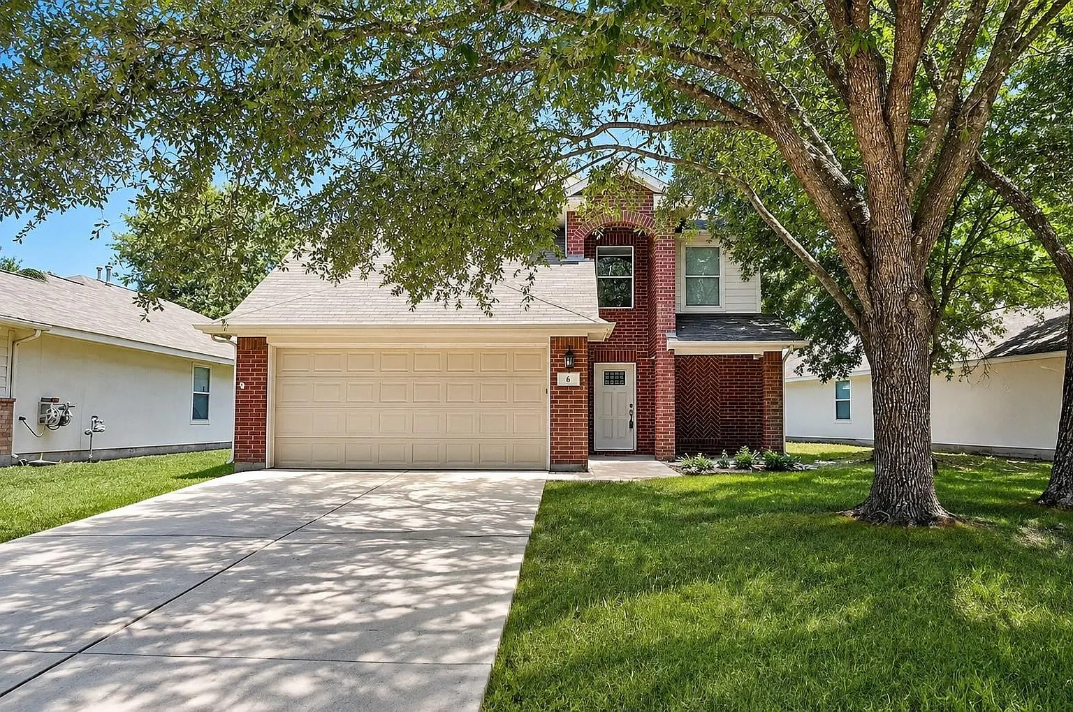 4 bed, 2.5 bath, 2110 sqft, $2,000 — Photo 2