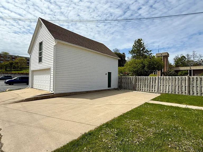 215 N Wisconsin St — Photo 15