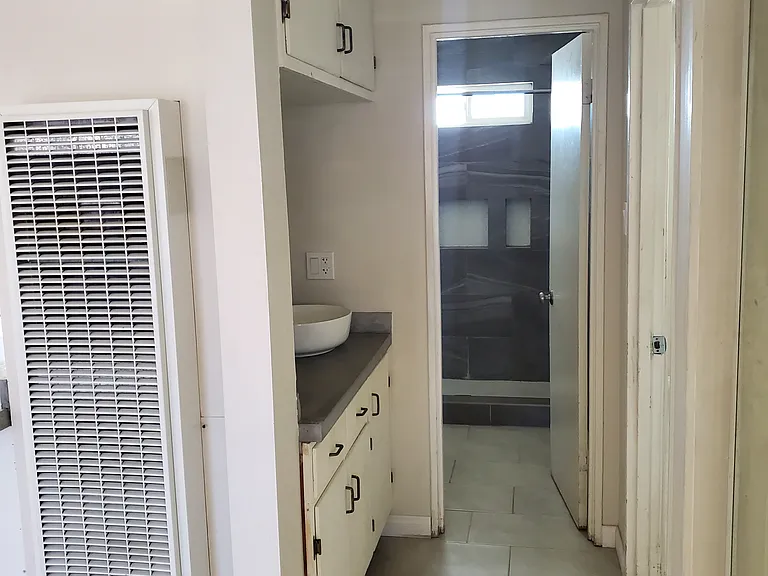 4350 Clairemont Dr — Photo 26