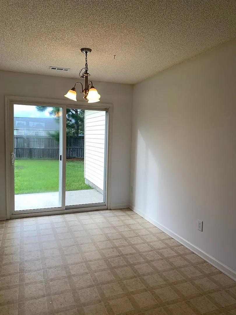 Available Now - 3 Bedroom, 2 Bath House on Newbury Lane — Photo 4