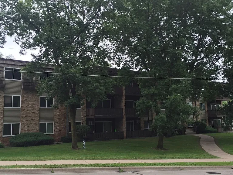 725 Featherstone Rd — Photo 1