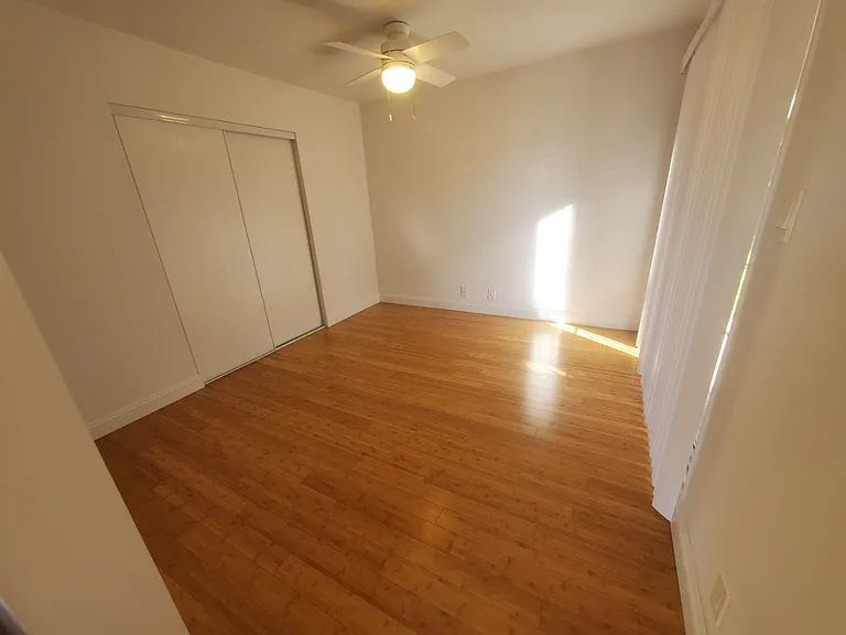 130 Roycroft — Photo 11