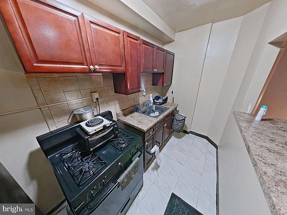 5th image of 21 W Harvey St