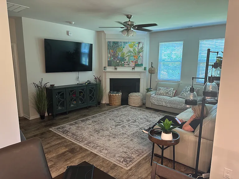 Family room w. fireplace