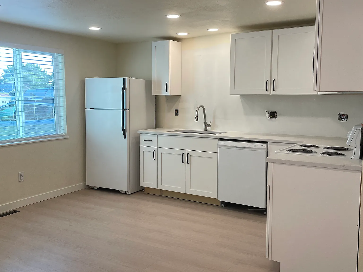 3 bed, 1076 sqft, $1,895 — Photo 2