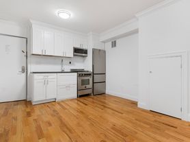 210 E 22nd St