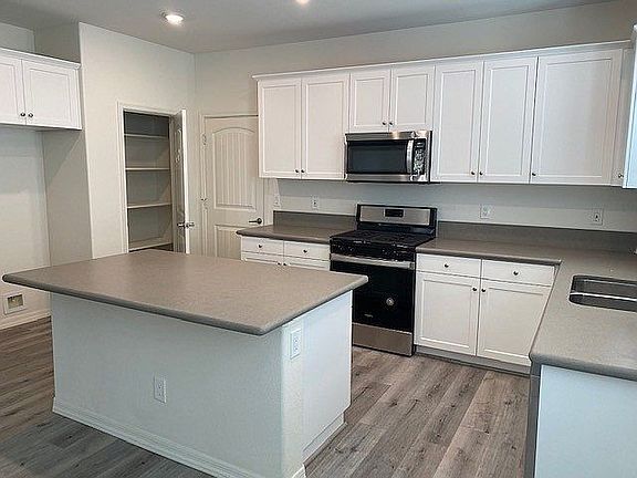 5th image of 566 Paddock Dr