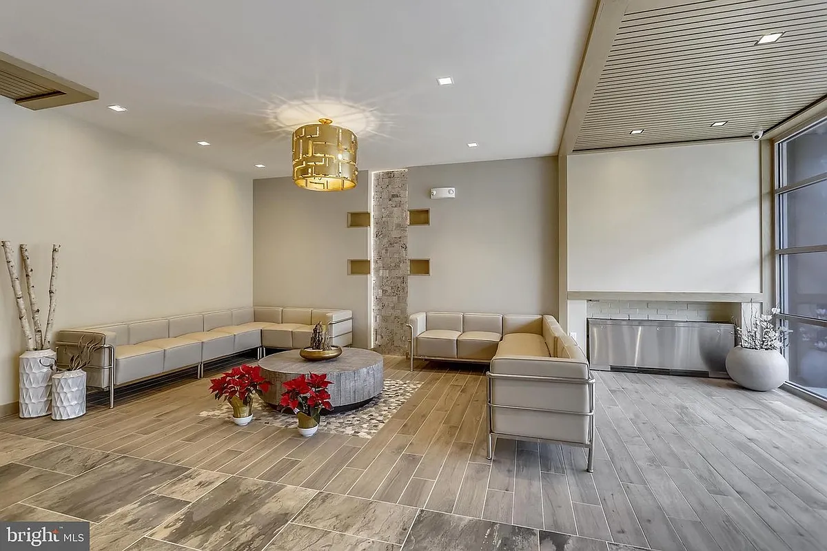 Building Photo - 4720 Chevy Chase Dr #1