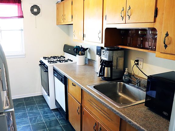 2nd image of 826 W 4th St #826