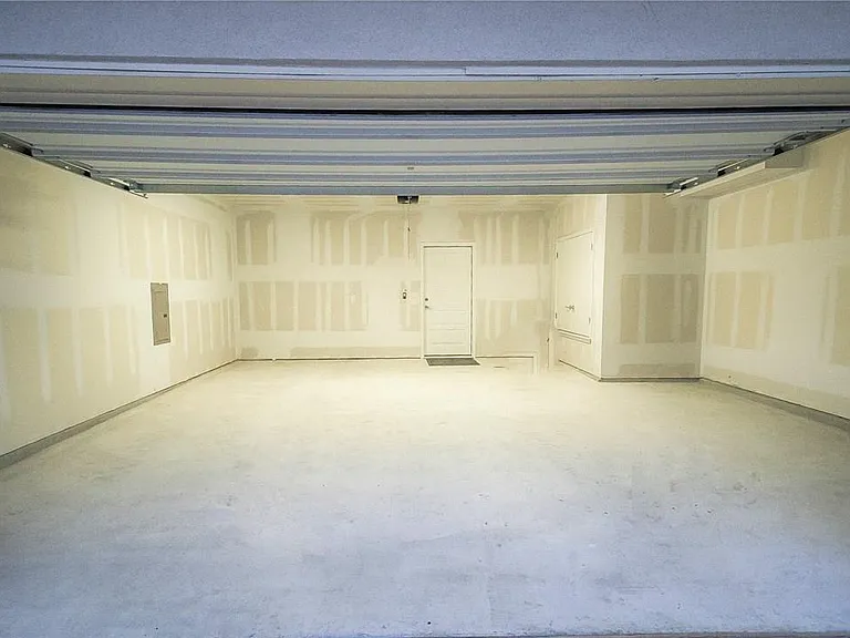 6814 E Riverside Dr #106 — Photo 32
