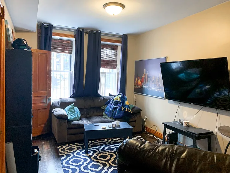 1943 N Oakley Ave — Photo 5