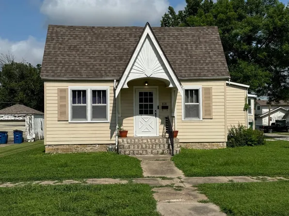 818 S Lafayette Ave, Chanute, KS 66720