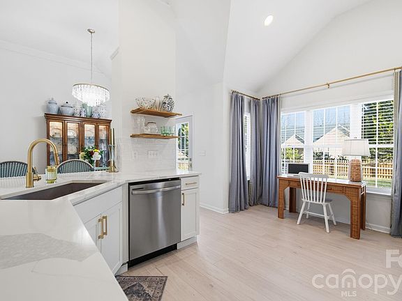 5th image of 1004 Mortlock Ct