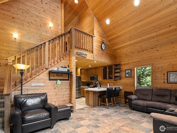 Look at those amazing t&g vaulted ceilings!>
