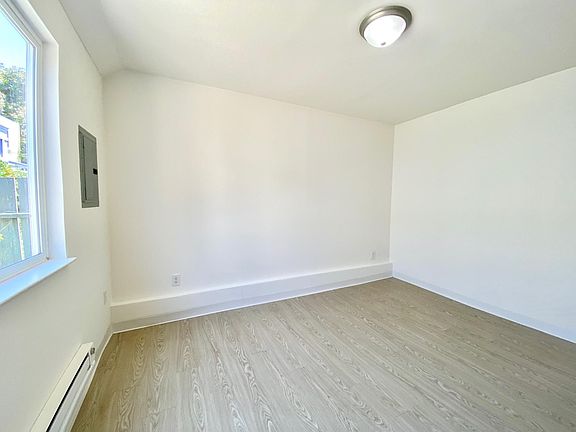 3rd image of 1659.5 Oakdale Ave