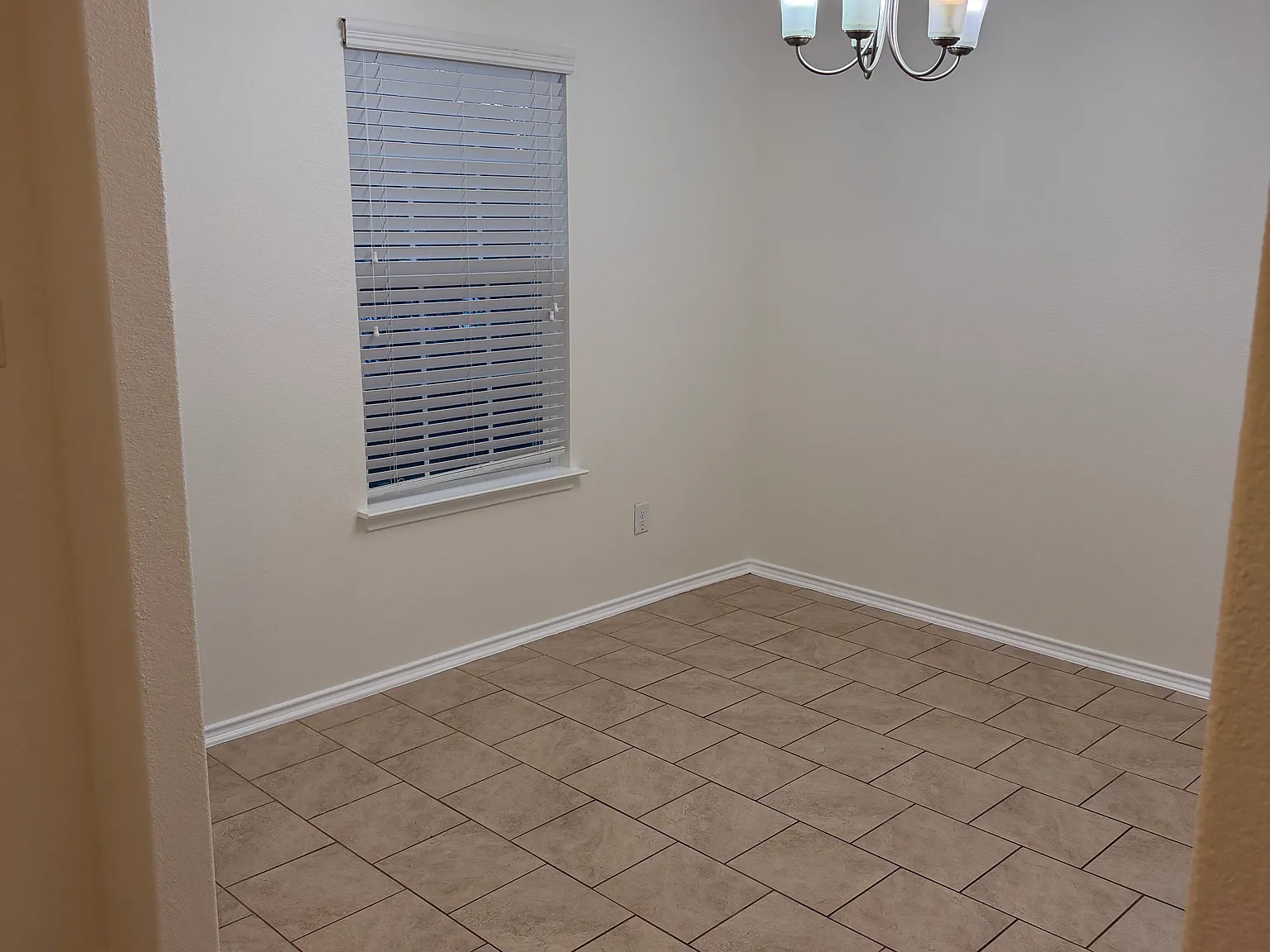 5 bed, 3.5 bath, 2678 sqft, $2,300 — Photo 4