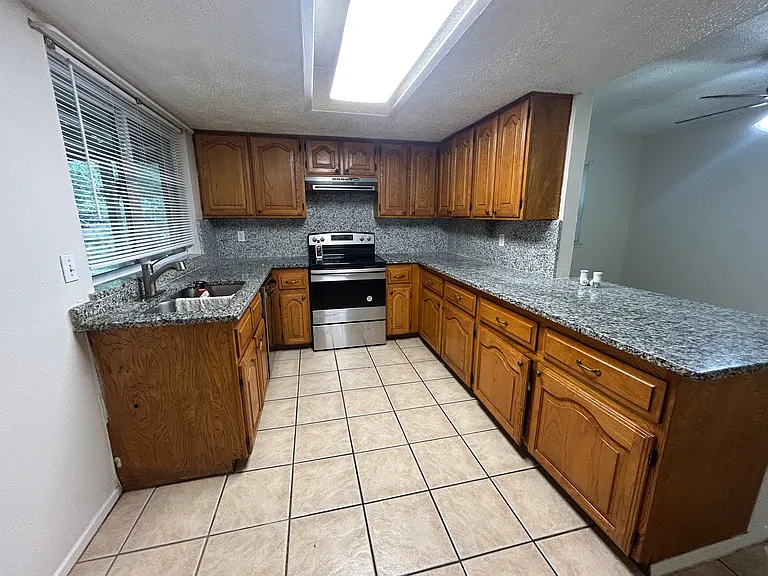 430 Parkview Dr — Photo 2