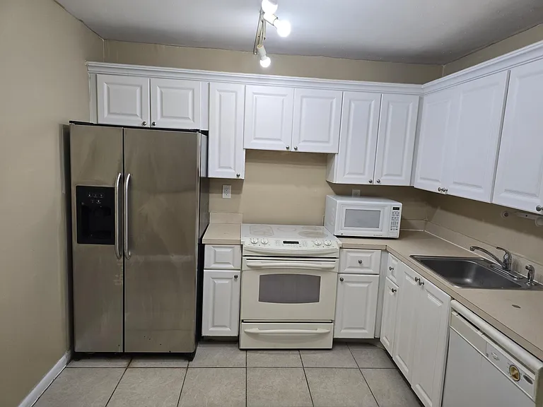 711 N Pine Island Rd #213 — Photo 3
