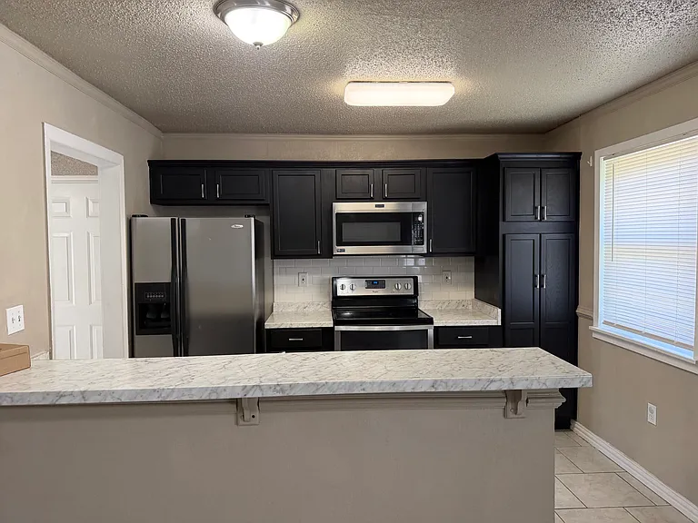 702 Karen St — Photo 10