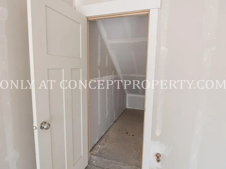 643 E 12th St — Photo 24