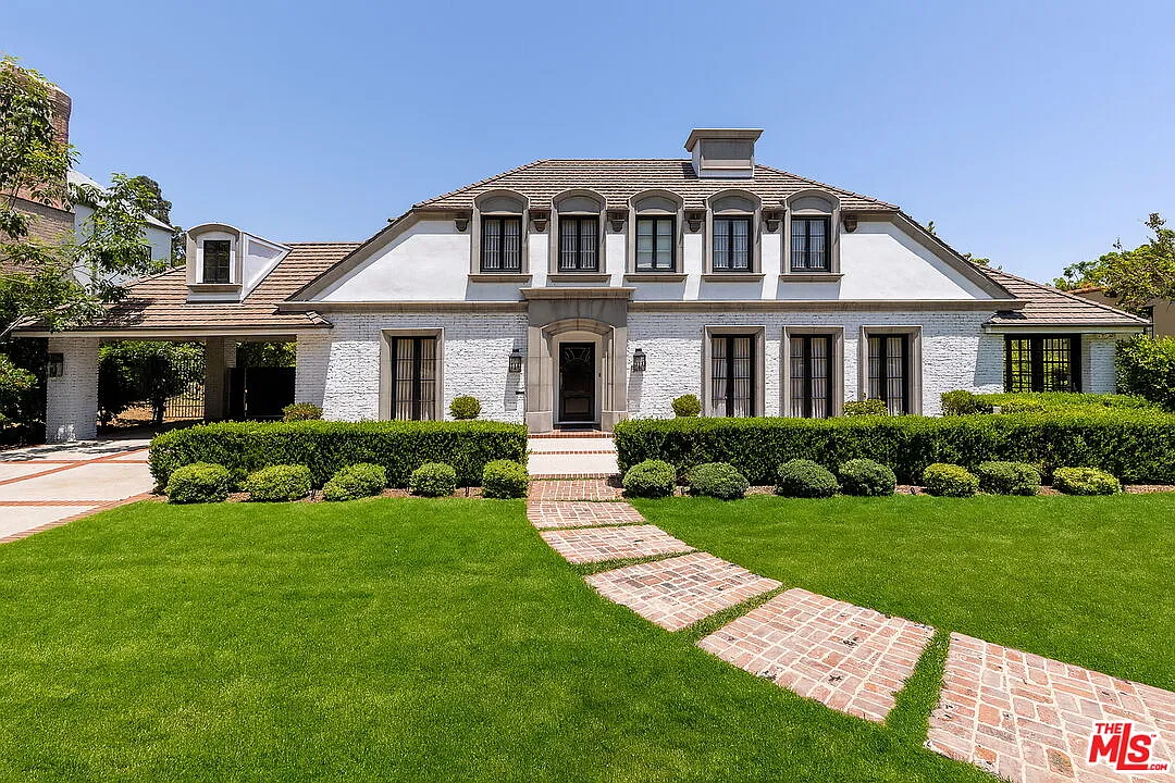 6 bed, 6.5 bath, 6196 sqft, $40,000 — Photo 1