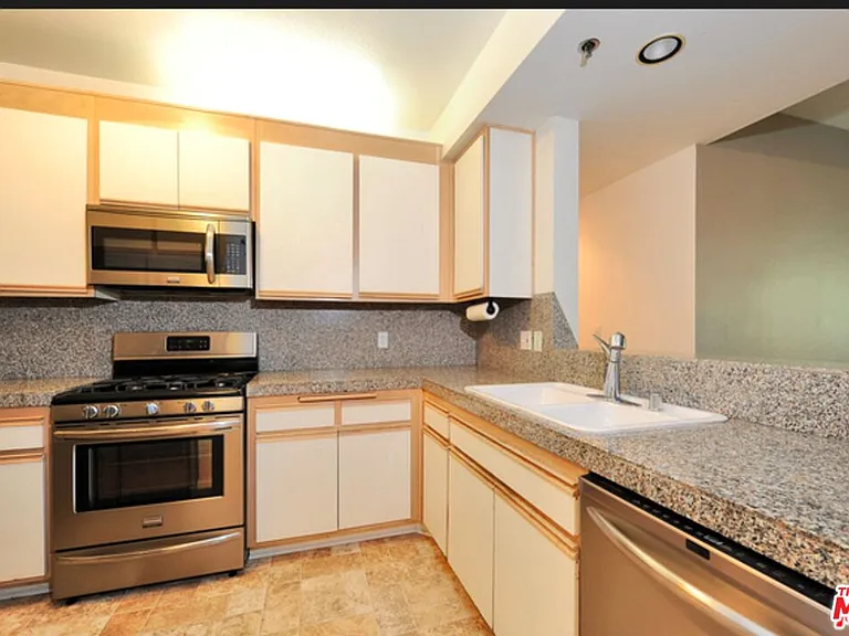 2222 N Beachwood Dr #302 — Photo 4
