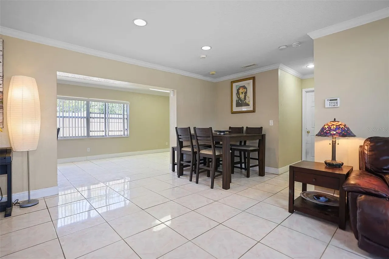 8 bed, 2552 sqft, $950 — Photo 3