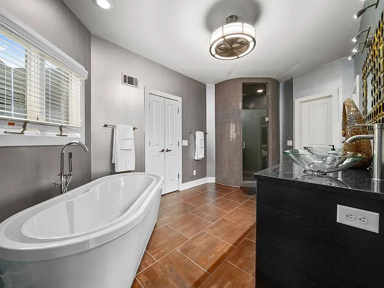 900 Phillips St — Photo 14