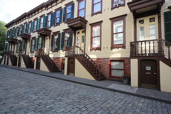 Sold by RealtyTopia | media 14