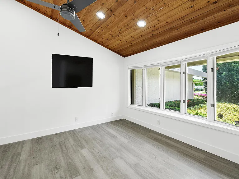 3185 Saint James Dr — Photo 5