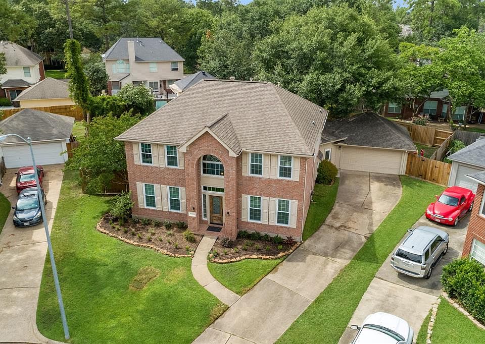 This beautiful home sits on an oversized cul-de-sac lot.