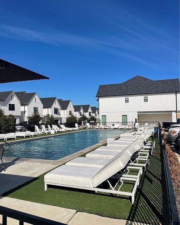 1st image of 290 Estates Cir