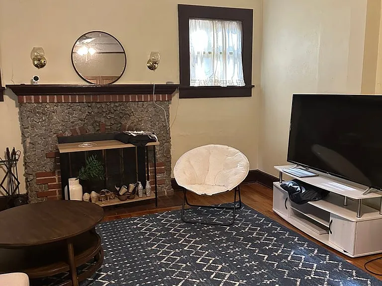 Beautiful downtown quad. 1 and 2 bed units available now. Pets allowed. — Photo 9