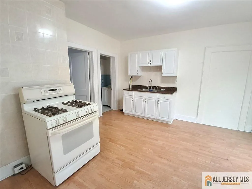 2 bed, 1.0 bath, $1,850 — Photo 3