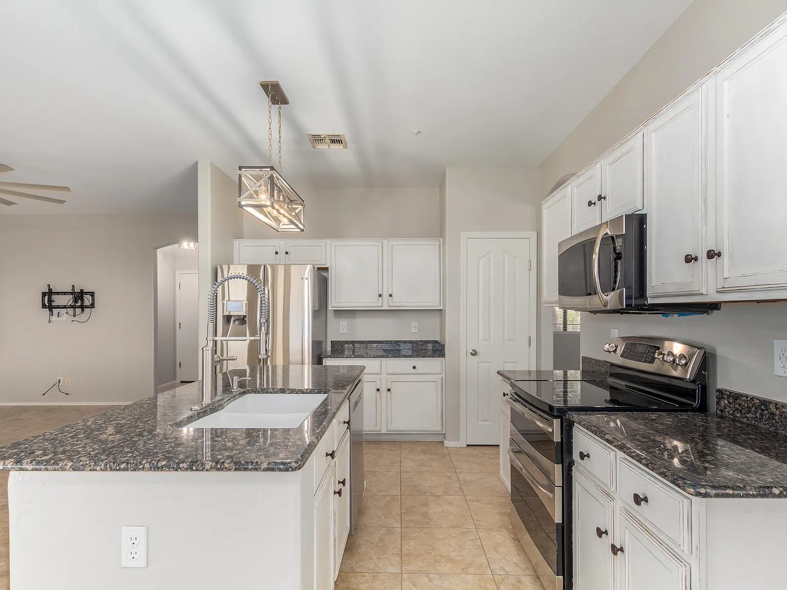 3 bed, 2.5 bath, 1700 sqft, $3,300 — Photo 2