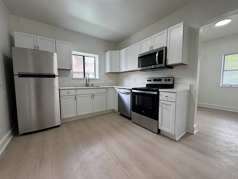 410 E 13th St #C — Photo 5