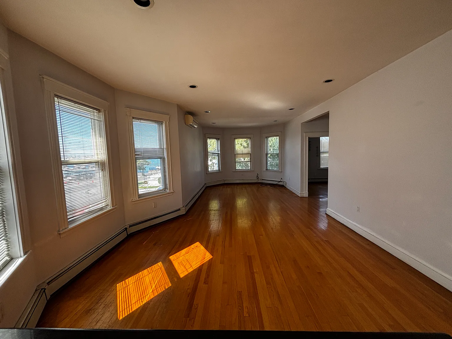 5 bed, 2000 sqft, $3,800 — Photo 3
