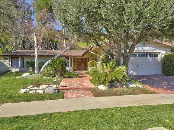 22464 De Kalb Drive Calabasas-large-002-