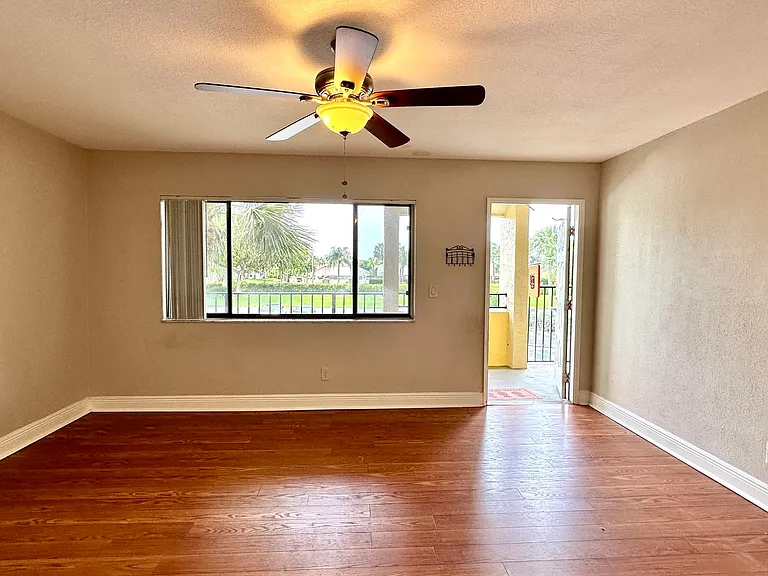 1632 Meadows Cir W — Photo 3